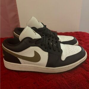 Woman’s Air Jordan 1 low “shadow brown” size 8